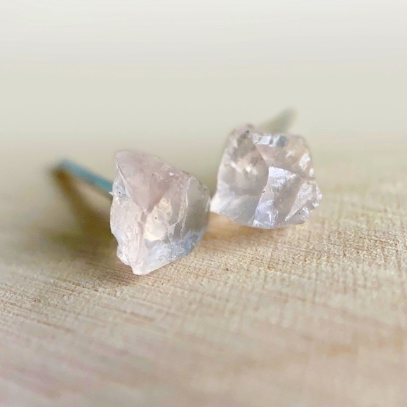 🆕 New Raw Clear Quartz Crystal Stud Gemstone Earrings - Picture 2 of 2